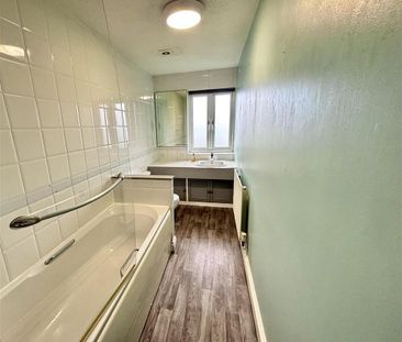 4 bedroom detached house to rent - Photo 2
