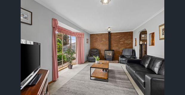 SPACIOUS FAMILY LIVING IN A QUIET COURT LOCATION - Photo 1