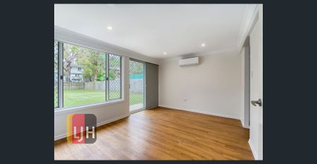 AIR CONDITIONED FIVE BEDROOM HOME WITH INGROUND POOL !! - Photo 3