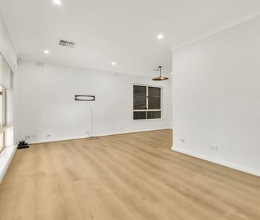 Spacious Family Home with fantastic Indoor–Outdoor Living! - Photo 1