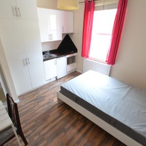 Studio to rent - Photo 2