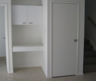 PET FRIENDLY! MODERN 3 BEDROOM TOWNHOUSE NEAR NORTH LAKES! - Photo 2