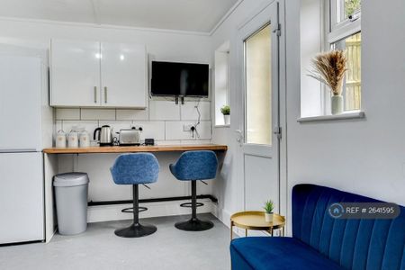1 bedroom in a house share to rent - Photo 4