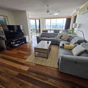 100m2 3 bedroom Central Surfers Paradise unit - Photo 3