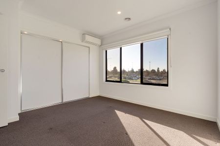 Modern Townhouse - Photo 4