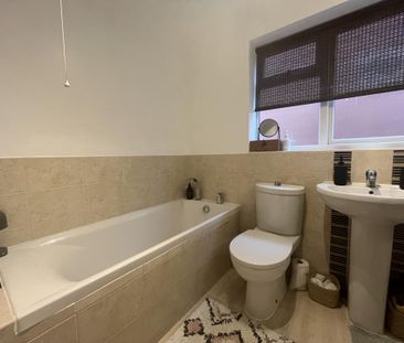 4 bedroom link detached house to rent - Photo 2