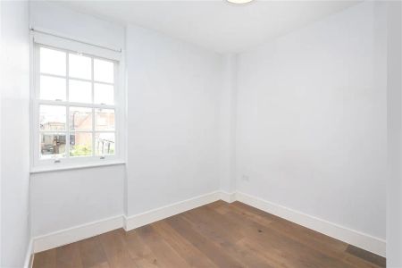 3 bedroom house in London - Photo 2