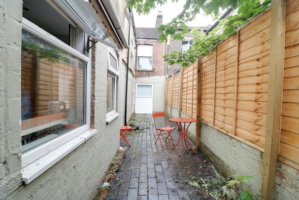 1 bedroom in a house share to rent - Photo 1