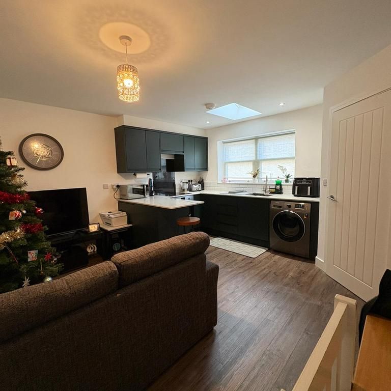 2 bedroom end of terrace house to rent - Photo 1