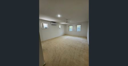 SPACIOUS TOWN HOUSE 3 BED 2.5 BATH DOUBLE LOCK UP GARAGE IN EXCEPTIONAL SOUGHT-AFER LOCATION WITH UPCOMING NEW CARPET! - Photo 3