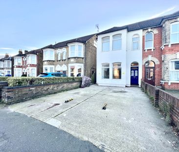 Two bedroom split level flat ideal for doctors or nurses- close to ... - Photo 5