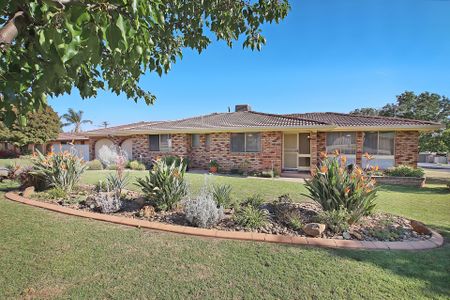 Spacious Family Home in Quiet Court Location - Photo 5