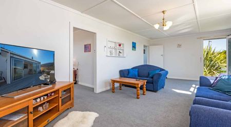 Enjoy sea breezes on Seabury Ave! - Photo 3