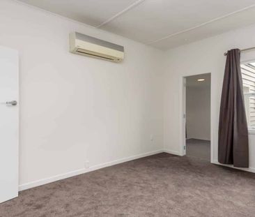Fully renovated 4-bedroom home with modern kitchen and spacious living - Photo 3