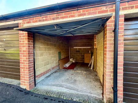 Clockhouse Road, Farnborough, Hampshire, GU14 - Photo 5