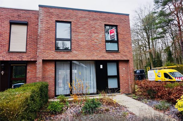 Volledig gerenoveerde half-open bebouwing met grote tuin, 3 slaapkamers en garage. - Photo 1