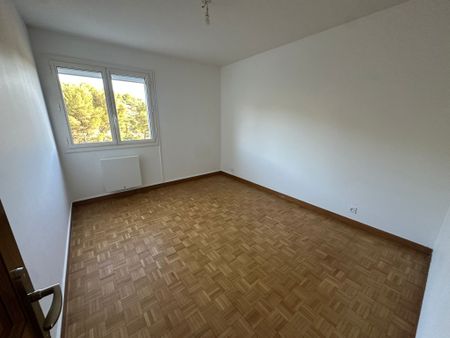 Location Appartement 5 pièces 96m² MARSEILLE 9ème - Photo 3