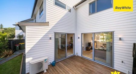 Modern Fully Furnished Family Home in Te Atatu South - Photo 2