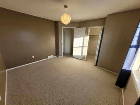 3 Beds & 1.5 Baths Townhouse Style Property In Lakewood Area - Photo 3