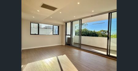 Spacious Two Bedroom, Two Bathroom Apartment – Prime Location! - Photo 2