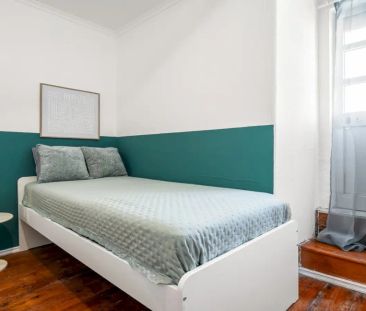 Room in a shared 6-bedroom apartment for rent in Lisbon. - Photo 5