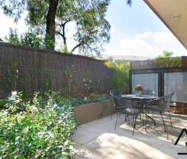 Modern One Bedroom Apartment with Private Courtyard - Photo 1