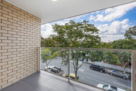 Renovated Split-Level Apartment with Tandem Garage *Water bills included - Photo 3