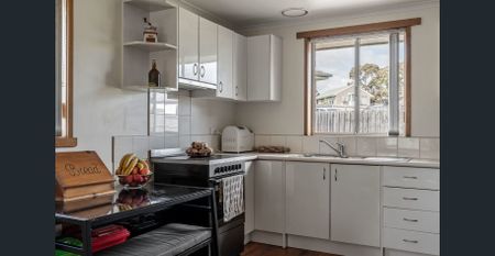 Immaculate home, quiet cul-de-sac, side access to backyard - Photo 4