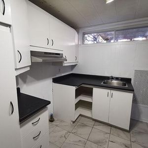 3 ½ Grand Bachelor/Appartement/studio , Entrée privée a loué a Laval H7N DemiSous-Sol - Photo 2