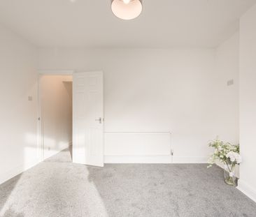 Three bedroom end terraced house - Photo 4