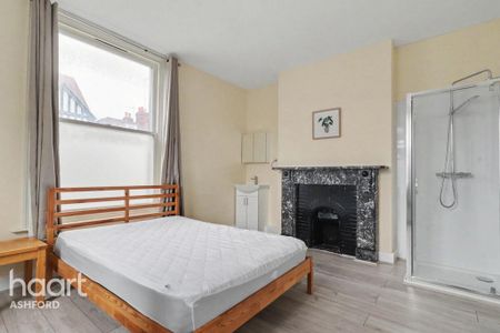 1 bedroom in a house share to rent - Photo 5