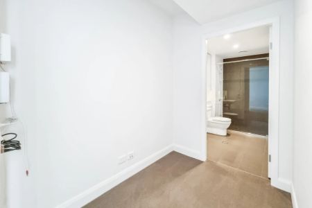 Brilliant Location – Modern 1 Bedroom Apartment with Harbour Bridge & Sydney Tower Views - Photo 5