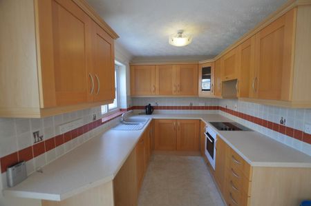 3 bedroom semi-detached house to rent - Photo 3