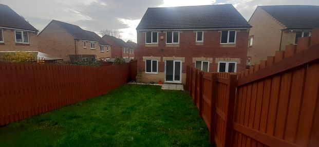 NEWLY REFURBISHED HOME – rare to market – immaculate 3 bed semi located in a quiet cul-de-sac to let in Bradford - Photo 1