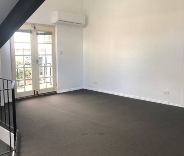 Inner-City Townhouse Living - Photo 3