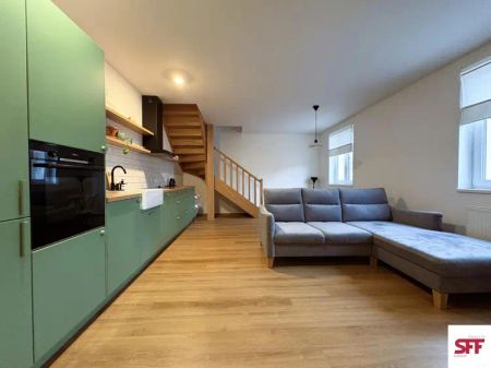 Moderně zařízený mezonetový byt 3+kk o celkové ploše 80 m - Фото 2