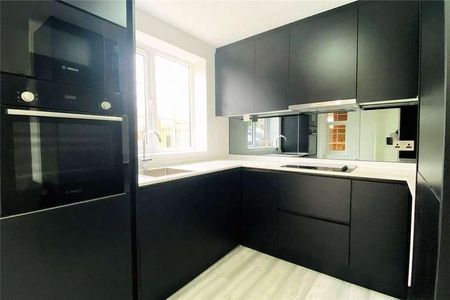 Drake Avenue, Staines-upon-thames, Surrey, TW18 - Photo 4