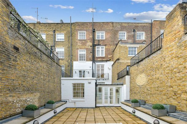 An expertly refurbished six bedroom house situated on this prestigious Knightsbridge garden square. - Photo 1