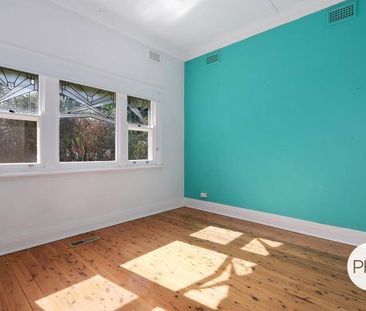 CHARACTER FILLED CENTRAL ALBURY HOME - Photo 2