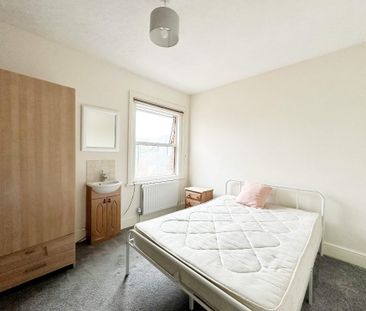 1 bedroom in a house share to rent - Photo 2
