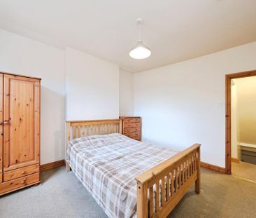 2 bedroom end of terrace house to rent - Photo 4