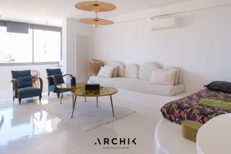 Architecture des années 70, cet immeuble situé en front de mer accueille en son 2ème étage un très bel appartement de 103 m2 alliant charme, modernité et esprit vacances. - Photo 4