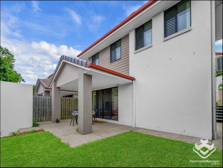 Spacious 3-Bedroom Townhouse with solar & Double Lock-Up Garage in Sought-After Corinda includes water and most of electricity. - Photo 2