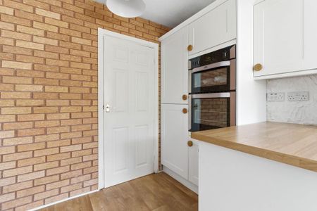 4 bedroom detached house to rent - Photo 3