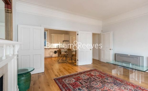 3 Bedroom flat to rent in Abingdon Road, Kensington, W8 - Photo 1