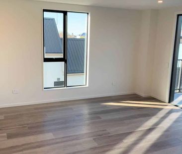 Two Bedroom, Two Bathroom Central City Living - Photo 3