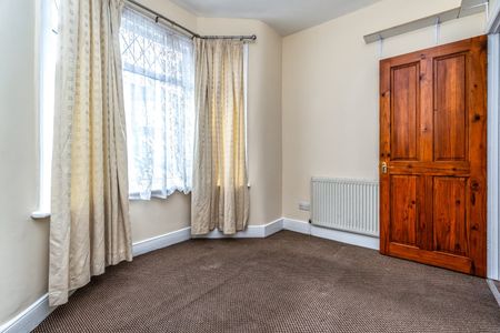 2 Bed Flat, Cambus Road, E16 - Photo 3