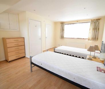 4 bedroom semi-detached house to rent - Photo 4