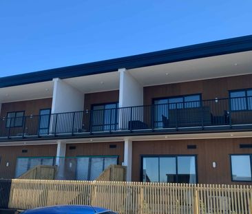 Sunny 2-bedroom upstairs apartment for rent - Photo 1