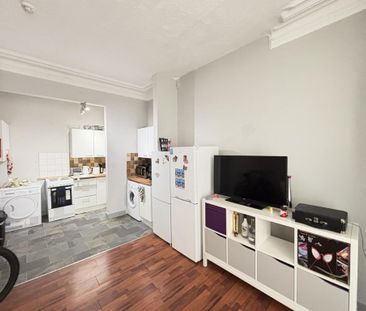 4 bedroom flat to rent - Photo 1